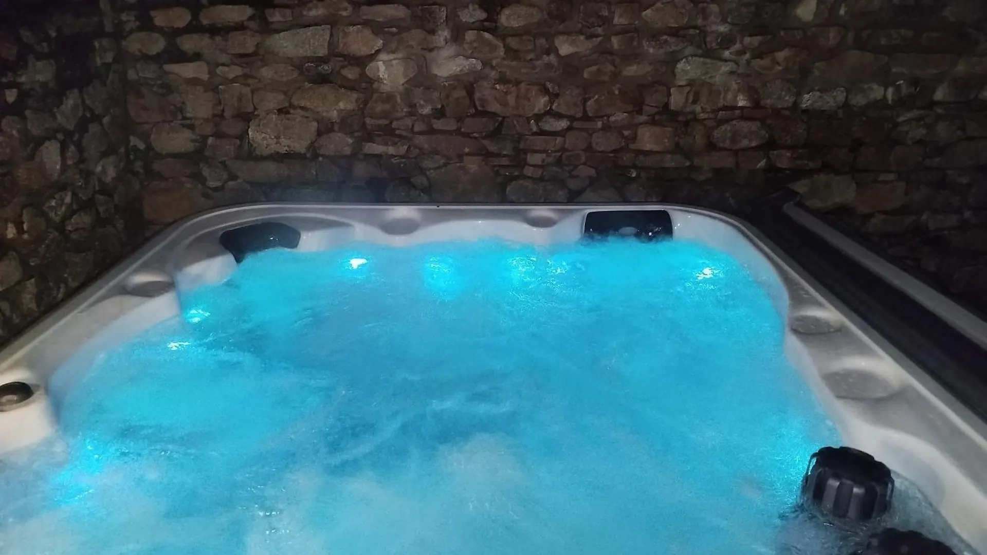 Aux Tilleuls De Renaison Guest house